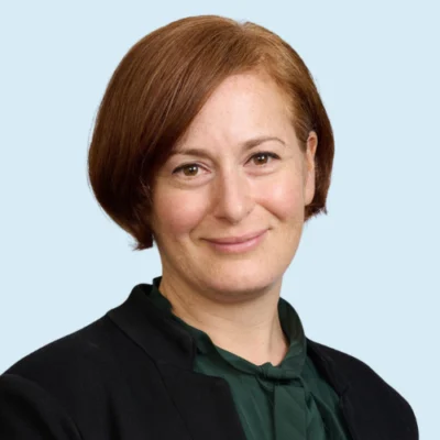 Ola Ozernov Palchik headshot with blue background