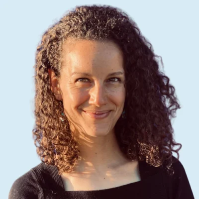 Callie Lowenstein headshot with blue background